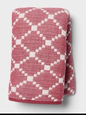 NWOT Threshold Body Pillowcase Reversible Matelassé Lattice,